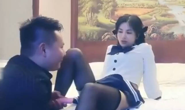 昨天的JK女仆淫荡女返场 换了一套学生制服
