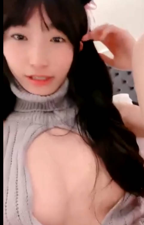 呆萌美少女初下海！情趣露背毛衣！镜子前假屌骑坐，逼毛杂乱掰穴，张开双腿道具猛捅