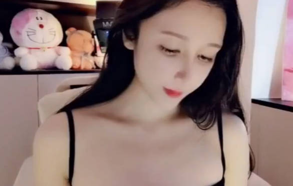 原来在半糖，G奶一露，美丽藏不住，瞬时被狼友认出了吧！刺激