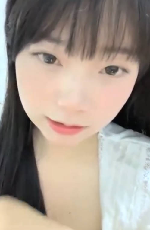 极品尤物！清纯系美少女！颜值无敌大尺度秀，慢慢脱掉内衣超诱惑，骑乘位深插多毛骚穴