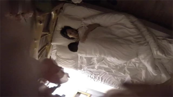 不良酒店偷拍实录：清纯鲜嫩学妹与巨根男友开房激情爱爱