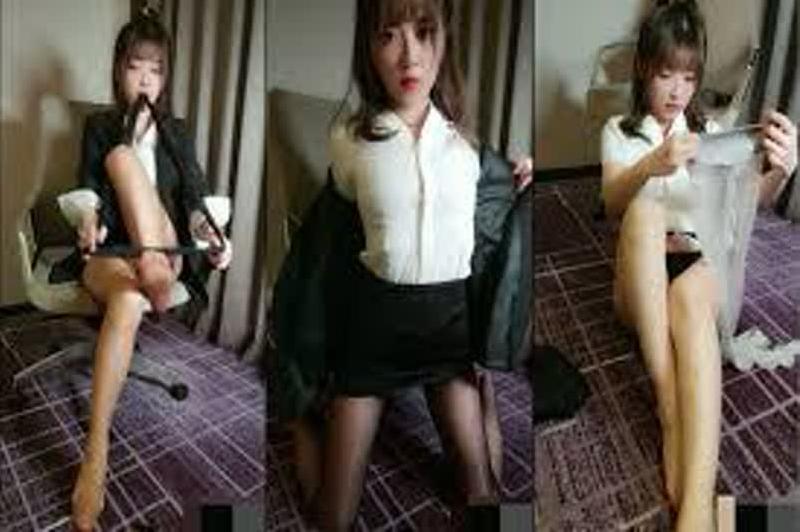 【土豪流出】超美女神土豪定制私拍流出极品OL装黑丝露毛字裤闪露阴唇高清