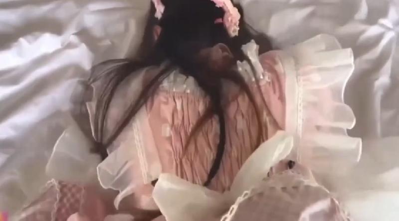 极品少女深喉吃鸡巴，紧致肥美嫩逼撅起屁股等待插入，直接内射无套！